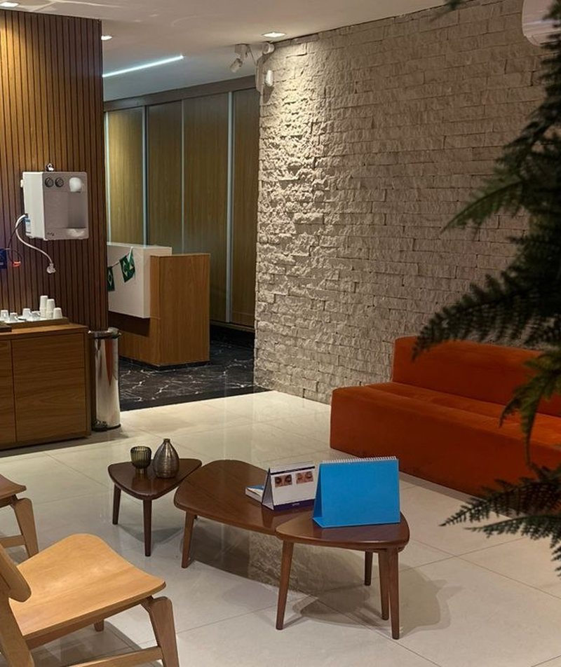 Balcão de atendimento da recepção da Lilly Estética Ribeirão Preto